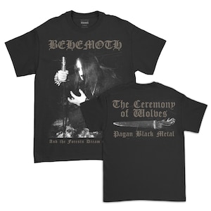 以下が含まれることがあります： 黒いTシャツ。バンド名「BEHEMOTH」の下に、剣を持つ人物の白黒画像。背中には「The Ceremony of Wolves」と「Pagan Black Metal」の文字と短剣のグラフィックが描かれています。