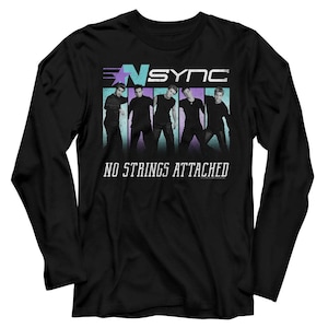 Op de afbeelding: Zwart T-shirt met lange mouwen met een afbeelding van de band *NSYNC in silhouet met de tekst "No Strings Attached" eronder.