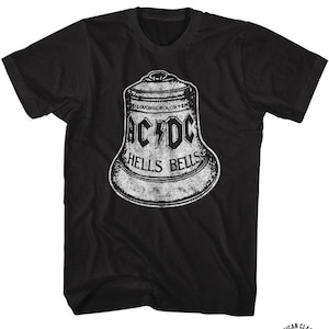 Op de afbeelding: Zwart T-shirt met een witte afbeelding van een bel met de tekst "AC/DC" en "HELLS BELLS". De afbeelding heeft een verweerde look. Het T-shirt heeft een ronde hals en korte mouwen. De tekst "AMERICAN CLASSICS" en "APPAREL INC." staat onderaan het shirt.