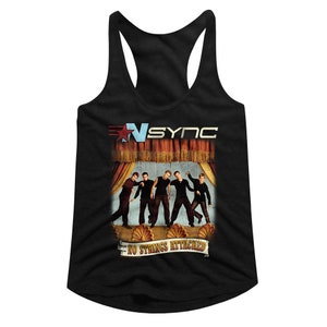 Op de afbeelding: Zwart tanktop met een afbeelding van de boyband *NSYNC. De afbeelding toont de bandleden op een podium met de tekst "No Strings Attached".