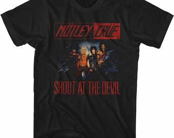 Puede incluir: Camiseta negra con un gráfico rojo y blanco de la banda Motley Crue. El gráfico presenta a los miembros de la banda y el texto "Shout at the Devil".