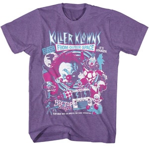 Könnte beinhalten: Lilafarbenes T-Shirt mit einem Grafikdruck von Clowns aus dem Film Killer Klowns from Outer Space. Die Grafik enthält den Text "Killer Klowns from Outer Space" und "It's Craazzy!" Die Grafik enthält auch einen Clown, der einen großen Burger mit dem Text "Big Top Burger" hält.