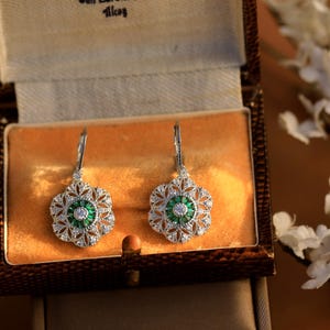Belle Epoque Petit Dormeuses Runde Blumenohrringe, besetzt mit smaragdgrünem CZ, dezenter Vintage-Stil der 1920er Jahre, Hochzeit, rhodiniert, gealtert, hell