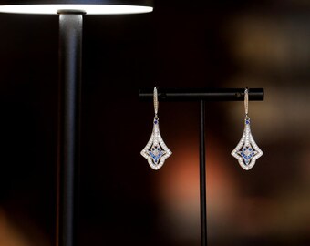 Belle Epoque Art Deco-örhängen, försilvrade blomkrokar med fina blå safir-CZ:er, vintagestil, bröllop från 1920-talet, lättvikt