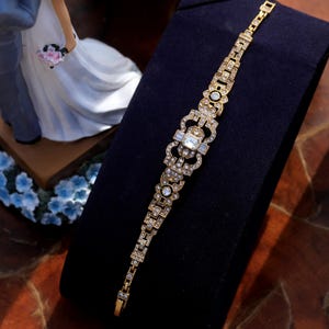 Splendido bracciale Art Déco in oro antico geometrico floreale con strass bianco blu in pizzo da sposa stile vintage anni '20 Grande Gatsby