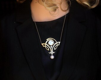 Impressionante conjunto de colar e broche Art Nouveau fosco em ouro antigo com zircônia cúbica branca, meia pérola, madrepérola branca, estilo vintage, banhado a ouro