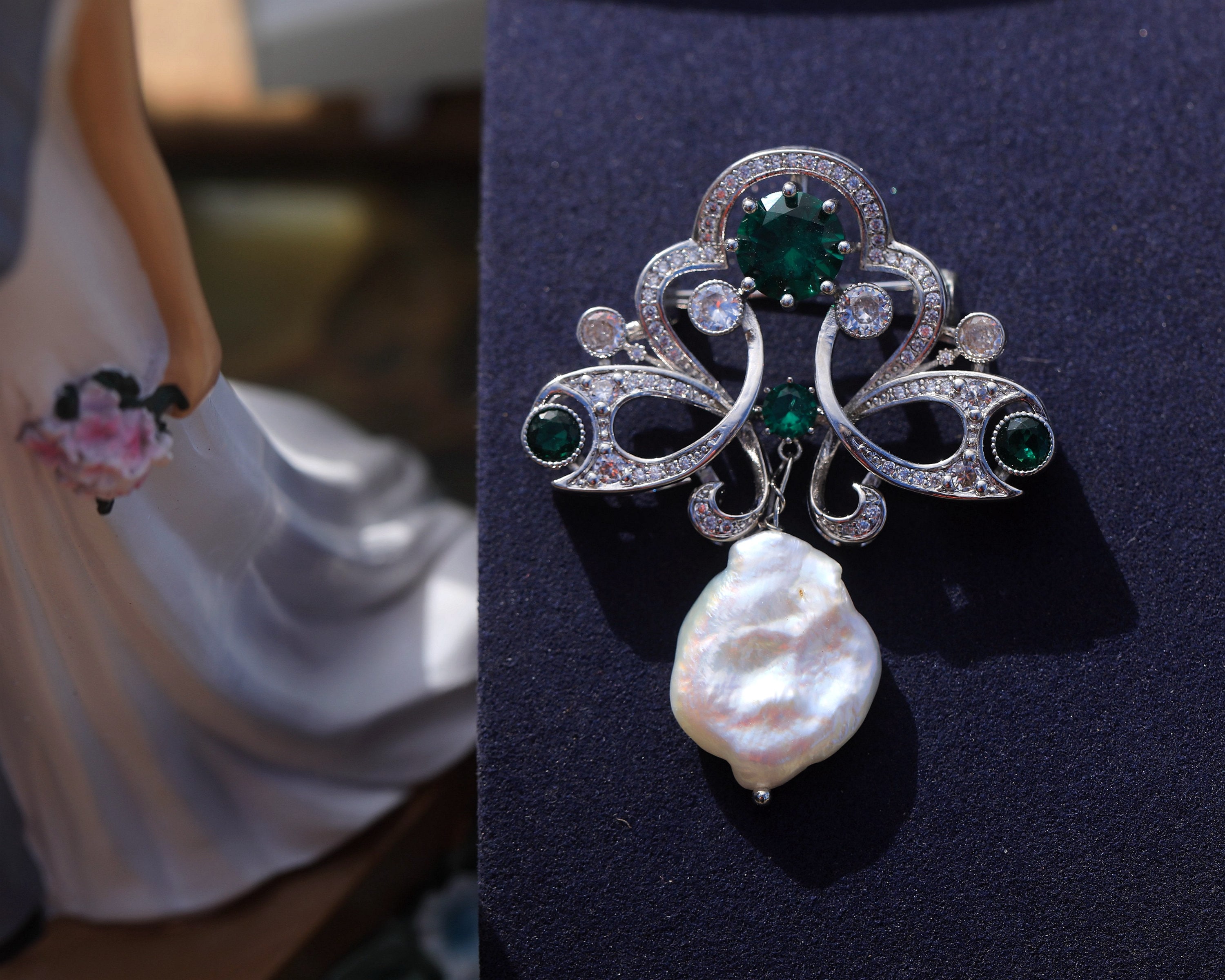 Broche Nœud Avec Perle Baroque Et Cristaux CZ Vert - Style Belle Epoque Vintage, Référence XZ22 | Neuf Sans Emballage