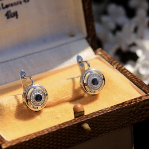 Kleines, rundes Ohrstecker-Set aus Gold und Silber mit weißem und blauem Saphir, Zirkonia, dezenter Vintage-Stil der 1920er Jahre, für Hochzeiten, leicht