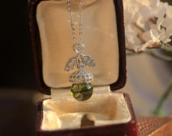 Excelente colar com pingente de folha de bolota, fruta e pérola verde-oliva, estilo vintage da década de 1920, em prata e ouro fosco, estilo Belle Époque Art Déco