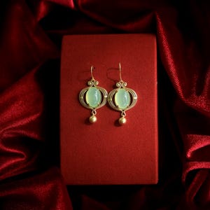Boucles d'oreilles Doré Vieilli Crochet, Clip on Non Percées, Agate Vert Couleur Péridot Ovale, Vraie Perle Blanche vintage Style édouardien