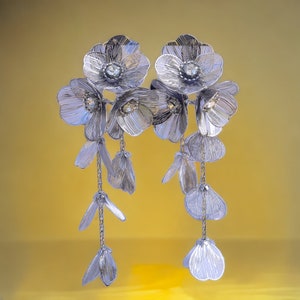 CLIP ON Orecchini pendenti NON traforati Lampadario lungo grande in argento con pizzo floreale metallizzato fine stile vintage immagine 2