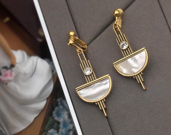 Art Deco clipoorbellen, niet voor gaatjes, halfronde haakjes bezet met witte zirkonia, kroonluchterstijl, witte parelmoer, vintage stijl, lichtgewicht, verguld