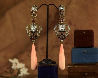 Pendientes durmientes renacentistas Clip en candelabro de oro antiguo Gota larga Coral Rosa pálido Esmalte azul Estilo vintage Chapado en oro