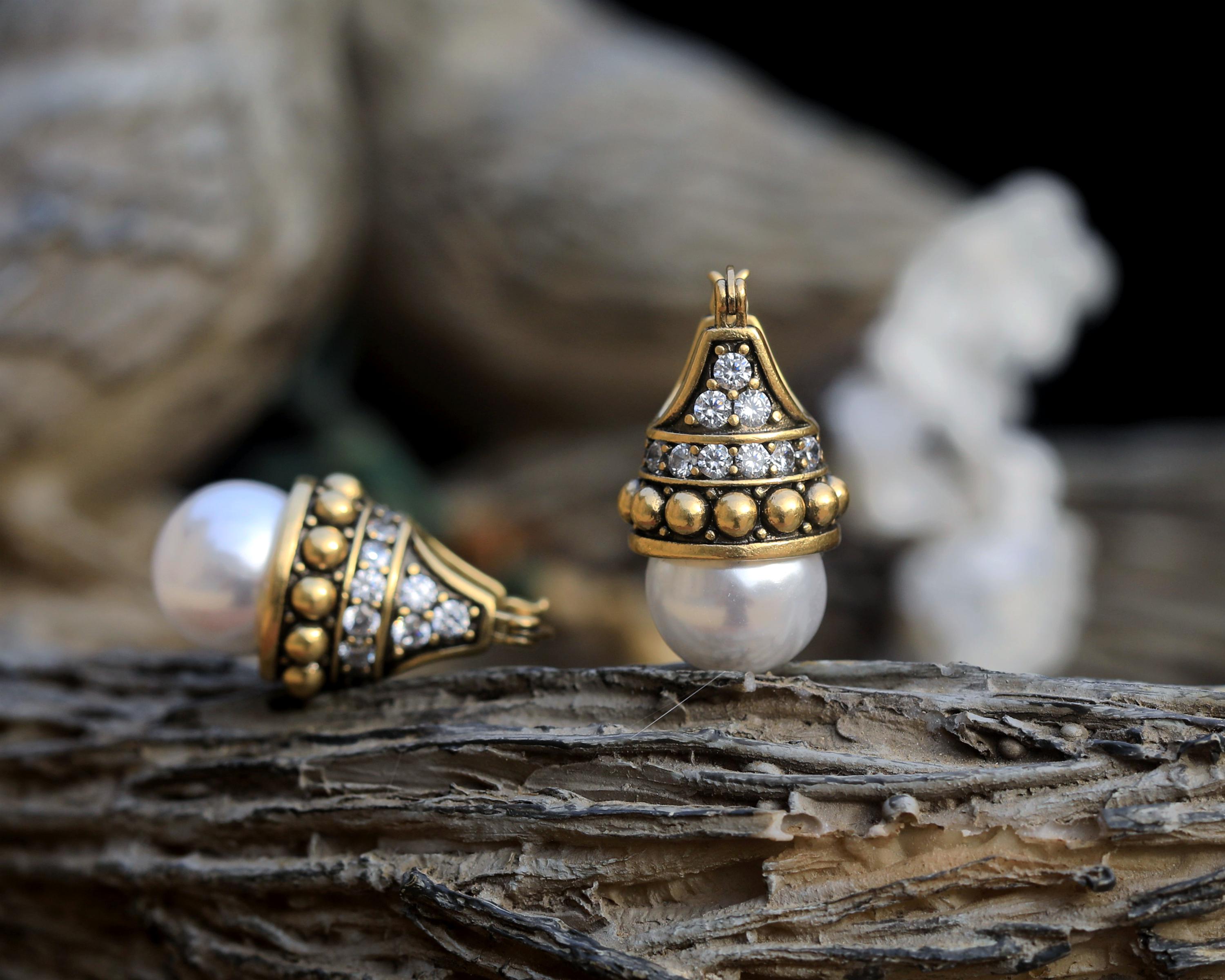 Boucles D’oreilles Dormeuses Argentées – Fausses Mini Perles Blanches, Création Unique