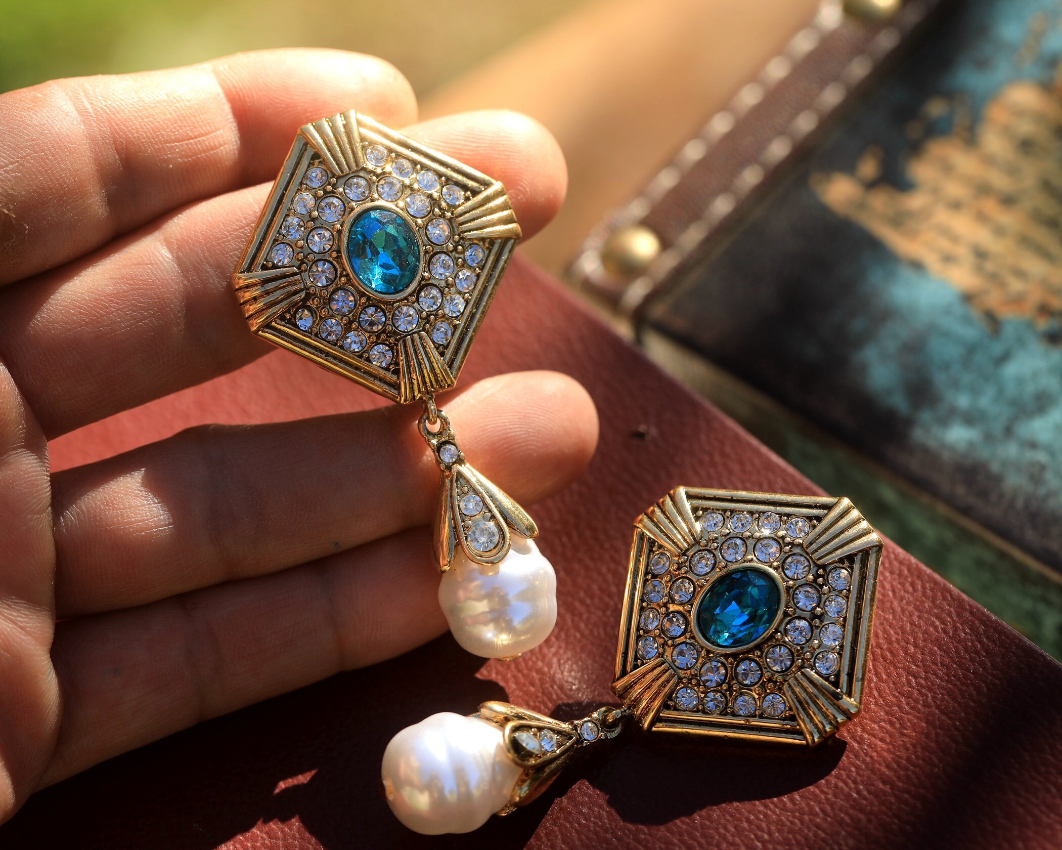Boucles D'oreilles CLIP (non Percées) Doré Antique Avec Fausse Perle Blanche Et Bleue - Fait Main, Neuves