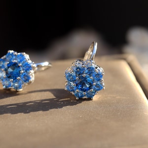Atemberaubende Art Deco Sleeper Ohrringe Antik Gold Silber Petite Floral Set mit Saphir blau CZ Vintage 1920er Jahre Stil Hochzeit Leicht