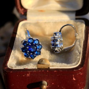 Hervorragende Art-Deco-Schlafohrringe aus Silber mit kleinen Blumen und CZ-blauem Saphir, Vintage-Stil, 1920er-Jahre-Hochzeit, leicht