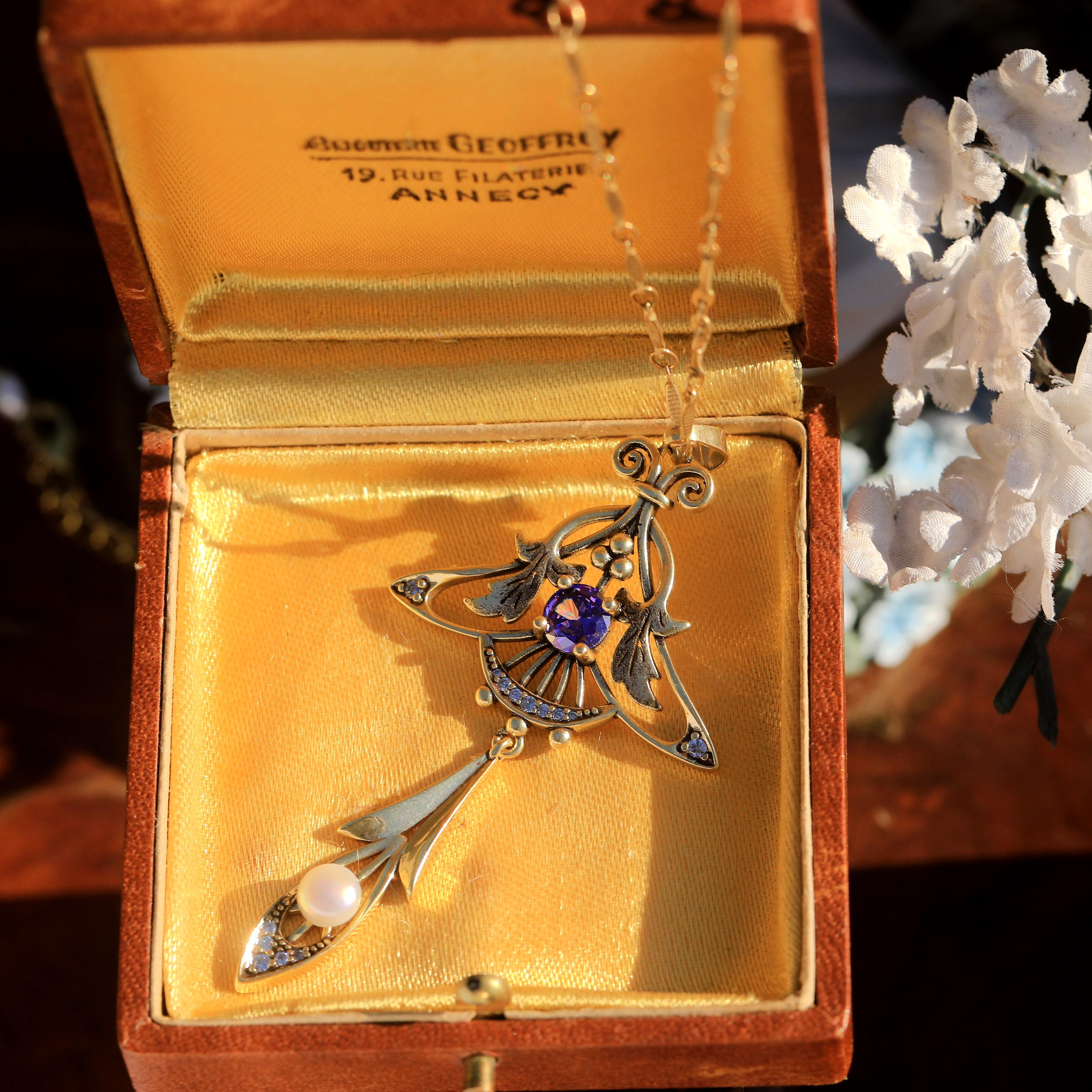 Collier Pendentif Doré Vieilli Avec Feuille, CZ Bleu Et Perle - Modèle Unique SB22