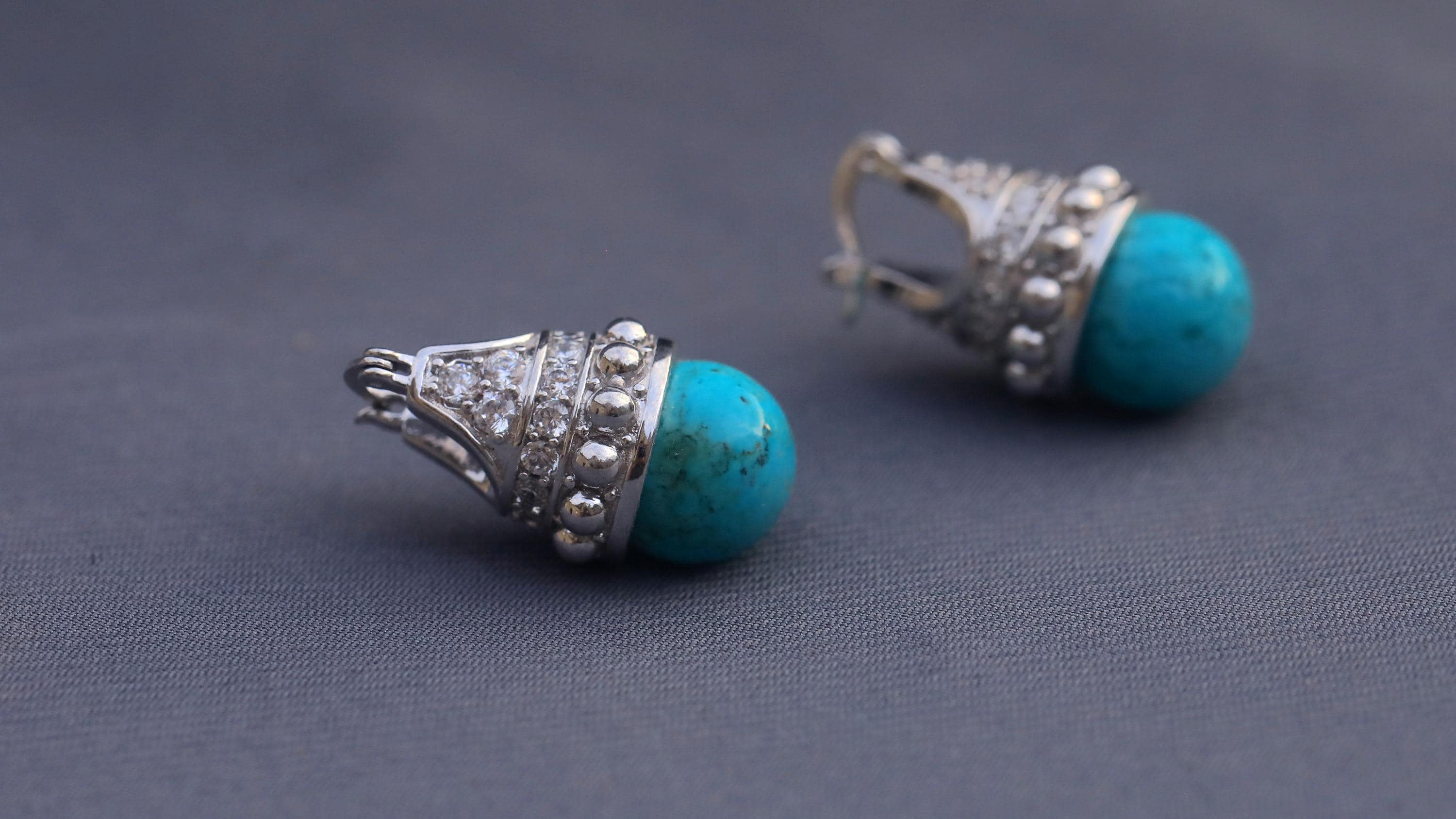 Boucles D'Oreilles Dormeuses Art Déco - Doré, Serti CZ Et Fausse Perle En Goutte - Modèle Unique (Neuf)