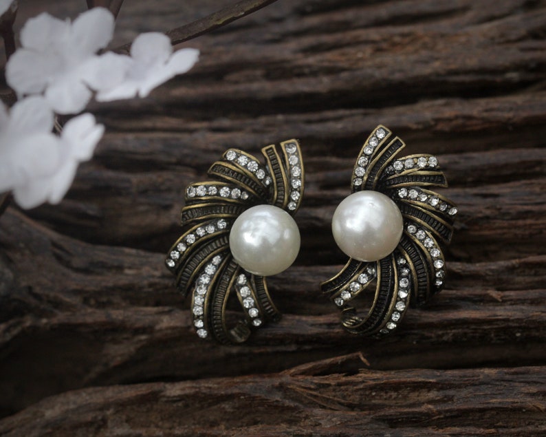 Boucles d/'oreilles CLIP ON NON Perc\u00e9es Pince Puces Dor\u00e9 Antique Art D\u00e9co Demi Cercle Tourbillon Gris Perle Blanche Mariage Vintage Style