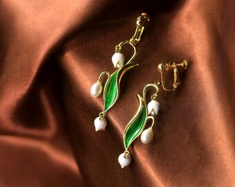 Boucles d'oreilles CLIP ON à Vis NON Percées Pendante Doré Kroonluchter Petale Lys Email Vert Vraie Perle de culture Blanc Vintage Style