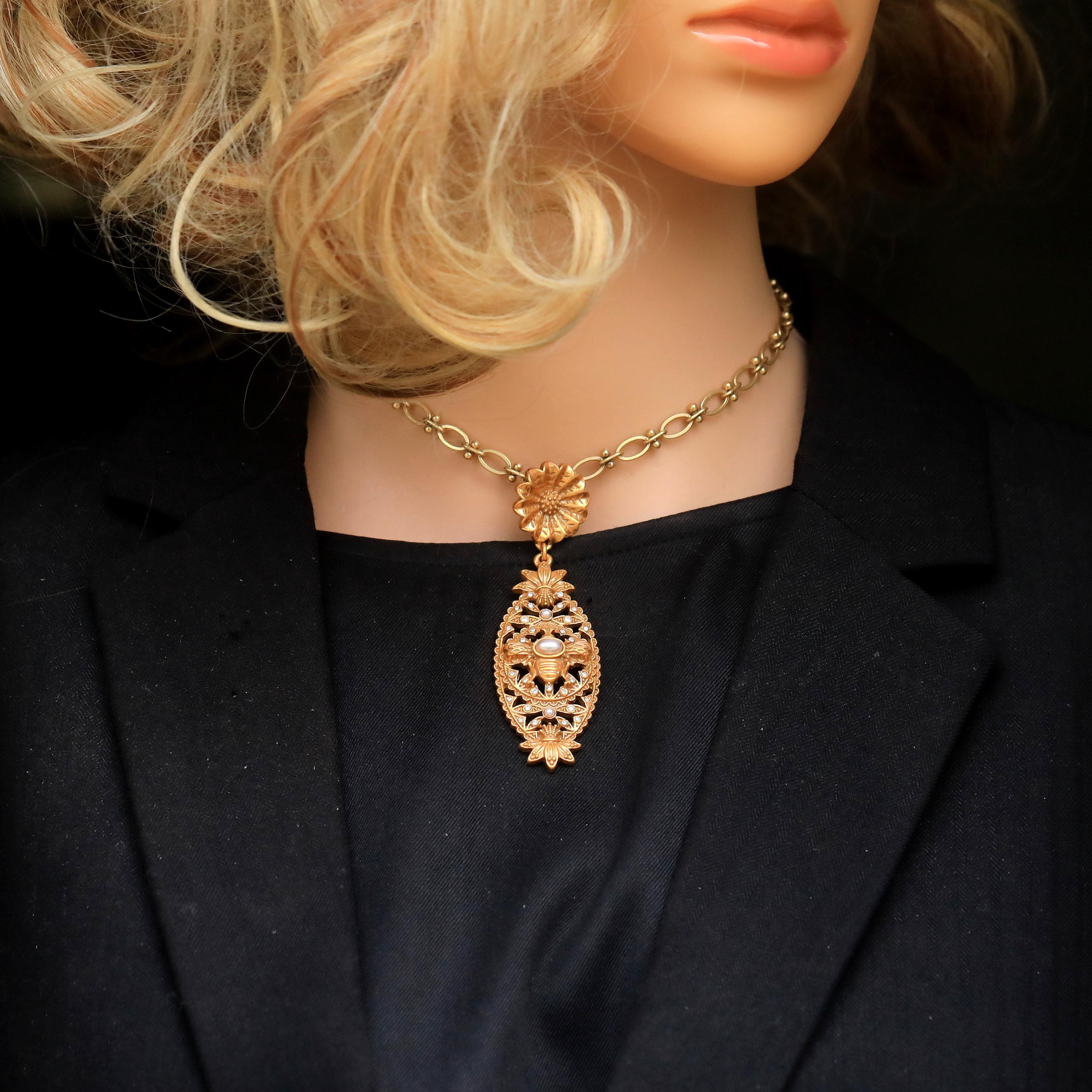 Collana Lunga Donna LA FERANI &ndash; Oro Con Ciondolo E Perle Grigie, Zirconi AAA
