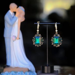 Superb Antique Gold CLIP ON NON Pierced Clip-on Earrings Pendant Rhinestone Rectangle Emerald Green Faceted Glass Vintage Style