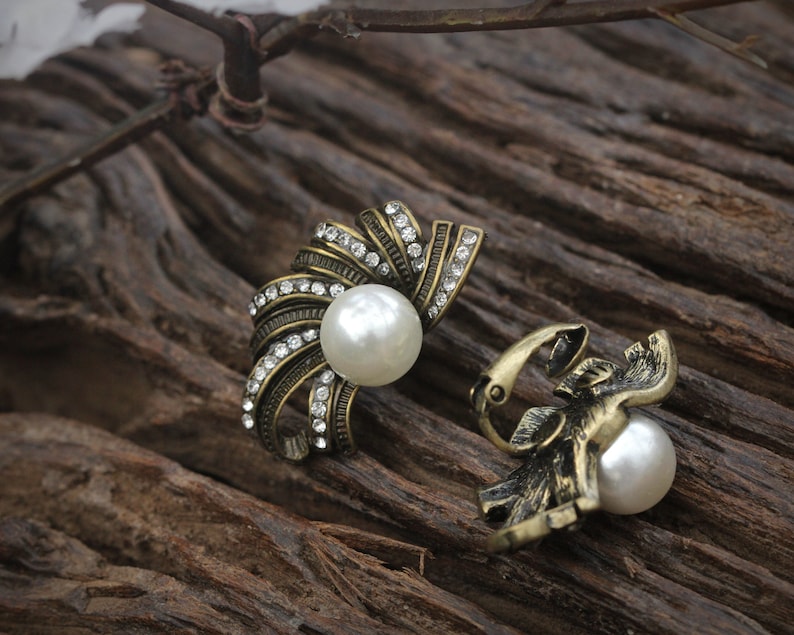 Boucles d/'oreilles CLIP ON NON Perc\u00e9es Pince Puces Dor\u00e9 Antique Art D\u00e9co Demi Cercle Tourbillon Gris Perle Blanche Mariage Vintage Style