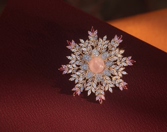 Broche e pingente grande em formato de floco de neve Art Déco, com zircônia cúbica, pérola vermelha e quartzo rosa. Casamento estilo vintage dos anos 1920, banhado a ouro 18K.