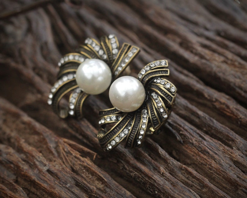 Boucles d/'oreilles CLIP ON NON Perc\u00e9es Pince Puces Dor\u00e9 Antique Art D\u00e9co Demi Cercle Tourbillon Gris Perle Blanche Mariage Vintage Style