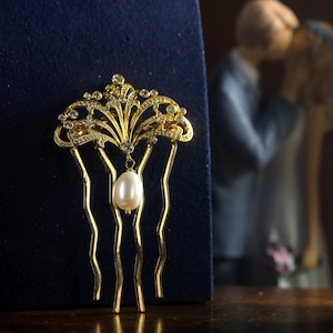 Broche y peine estilo abanico de encaje delicado, estilo Art Nouveau de la Belle Époque, bañado en oro, con perla cultivada de circonita, gota blanca, estilo vintage, bañado en oro.