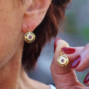 Kleine, runde goldene Schlafohrringe, Set mit weißen, roten, rubinblauen Saphiren und Zirkonia, dezenter Vintage-Stil der 1920er Jahre, Hochzeit, leicht