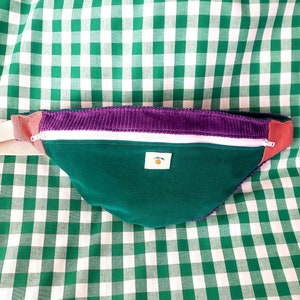 Banane XXL 80s velours côtelé violet rose vert, double curseur cousue main en France tissu upcycling