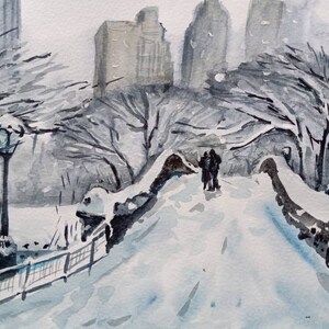 以下が含まれることがあります： 雪景色を描いた水彩画。中央には、2人の人物が渡る橋があります。背景には裸の木と建物があります。色使いは主にグレーとブルーです。