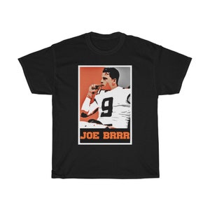 Könnte beinhalten: Schwarzes T-Shirt mit einem Grafikdruck eines Footballspielers, der ein weißes Trikot mit der Nummer 9 trägt. Die Grafik ist in einem roten und orangenen Rahmen mit dem Text "JOE BRRR" darunter.