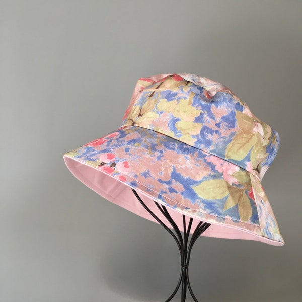 Chapeau  ROSINE motif floral et rose pastel réversible