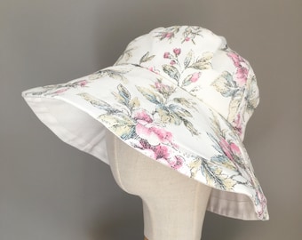 BLANDINE reversible white floral capeline
