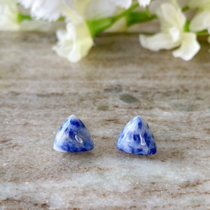 Lapislazuli Dreieck Edelstein hypoallergene chirurgische Stahl Ohrstecker