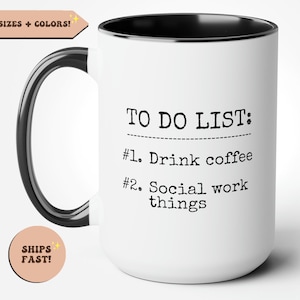 Könnte beinhalten: Eine weiße Keramik-Kaffeetasse mit schwarzem Rand und Henkel. Die Tasse hat schwarzen Text, der "TO DO LIST: #1. Drink coffee #2. Social work things" lautet.