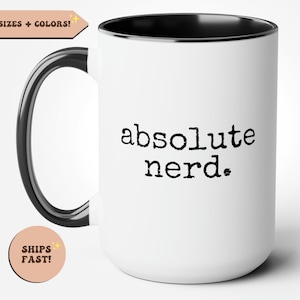 Puede incluir: Taza de cerámica blanca con borde y asa negros. La taza tiene el texto "absolute nerd." impreso en negro.