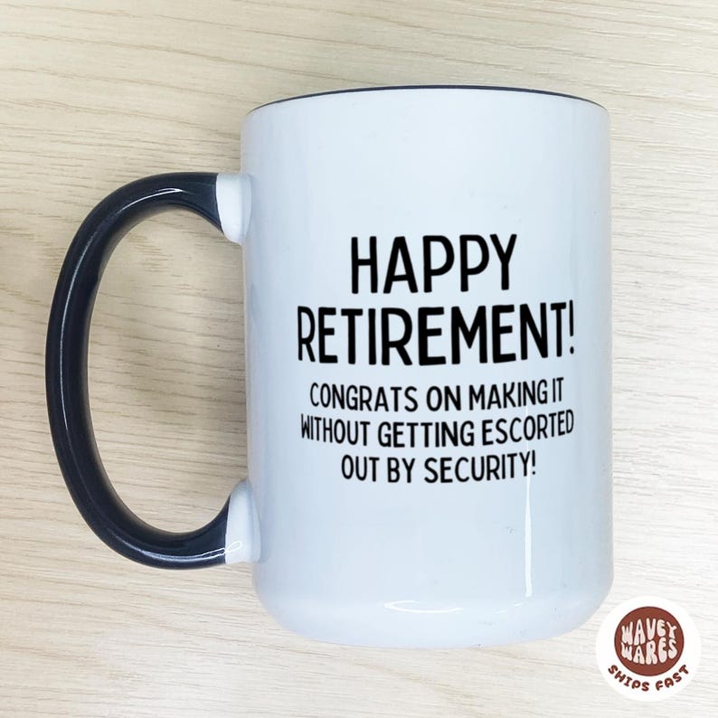 K&ouml;nnte beinhalten: Wei&szlig;er Keramikbecher mit schwarzem Henkel und Rand. Der Becher tr&auml;gt den Text "HAPPY RETIREMENT! CONGRATS ON MAKING IT WITHOUT GETTING ESCORTED OUT BY SECURITY!" in Schwarz. Gl&auml;nzendes Finish.