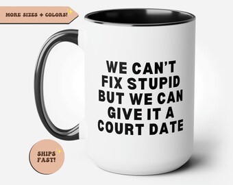 Taza de café de abogado divertido, no podemos arreglar estúpido, fecha de la corte, regalo de abogado, regalo de graduación de estudiante de derecho, taza de asistente legal, regalo para abogado