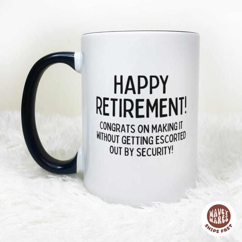 K&ouml;nnte beinhalten: Wei&szlig;er Keramikbecher mit schwarzem Henkel und Rand. Der Becher tr&auml;gt den Text "HAPPY RETIREMENT! CONGRATS ON MAKING IT WITHOUT GETTING ESCORTED OUT BY SECURITY!"