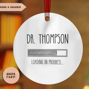 Idea regalo personalizzata per studenti di medicina, regalo per studenti di medicina, ornamento divertente per il caricamento del dottore, decorazione personalizzata per i progressi del dottore, regalo per il futuro dottore