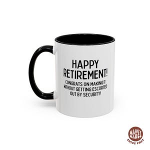 K&ouml;nnte beinhalten: Wei&szlig;er Keramikbecher mit schwarzem Griff und Innenraum. Der Becher tr&auml;gt den Text "HAPPY RETIREMENT!" und "CONGRATS ON MAKING IT WITHOUT GETTING ESCORTED OUT BY SECURITY!" in schwarzer Schrift. Der Becher hat ein gl&auml;nzendes Finish.