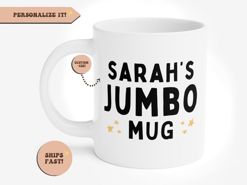 Może przedstawiać: Biały kubek ceramiczny z czarnym tekstem, kt&oacute;ry brzmi "SARAH'S JUMBO MUG" ze złotymi gwiazdkami po obu stronach tekstu.