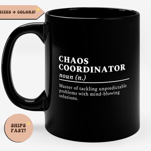 Może przedstawiać: Czarny ceramiczny kubek do kawy z białym tekstem, który brzmi: "CHAOS COORDINATOR rzeczownik (n.) Mistrz w radzeniu sobie z nieprzewidywalnymi problemami, stosując oszałamiające rozwiązania."
