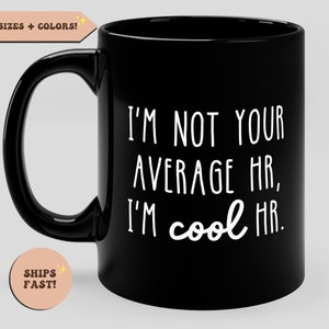 Könnte beinhalten: Schwarze Kaffeetasse mit weißem Text, der lautet: "Ich bin nicht dein durchschnittlicher HR, ich bin cooler HR."