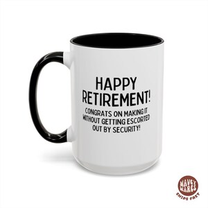 K&ouml;nnte beinhalten: Wei&szlig;er Keramikbecher mit schwarzem Henkel und Innenraum. Der Becher tr&auml;gt den Text "HAPPY RETIREMENT!" und eine humorvolle Botschaft. Ein tolles Geschenk f&uuml;r einen Rentner.
