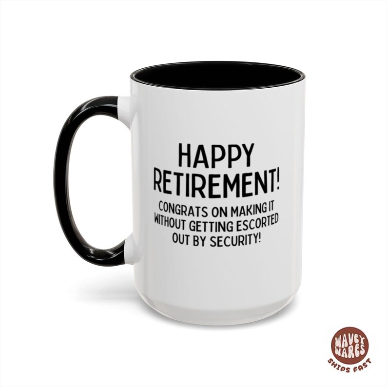 K&ouml;nnte beinhalten: Wei&szlig;er Keramikbecher mit schwarzem Henkel und Innenraum. Der Becher tr&auml;gt den Text "HAPPY RETIREMENT!" und eine humorvolle Botschaft. Ein tolles Geschenk f&uuml;r einen Rentner.